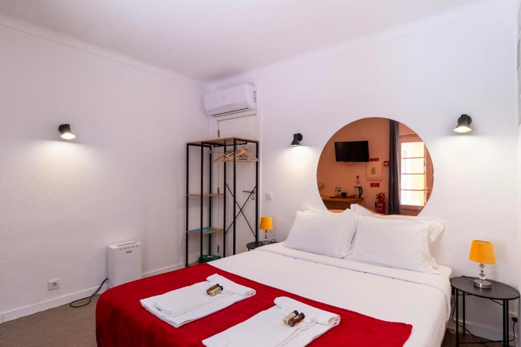 Quarto duplo com ar condicionado, TV e estante
