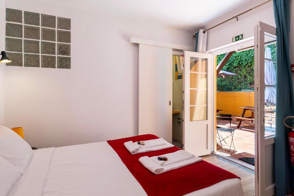 Quarto com porta de acesso ao pátio exterior