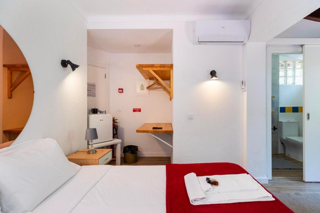 Quarto com zona de apoio e casa de banho privativa