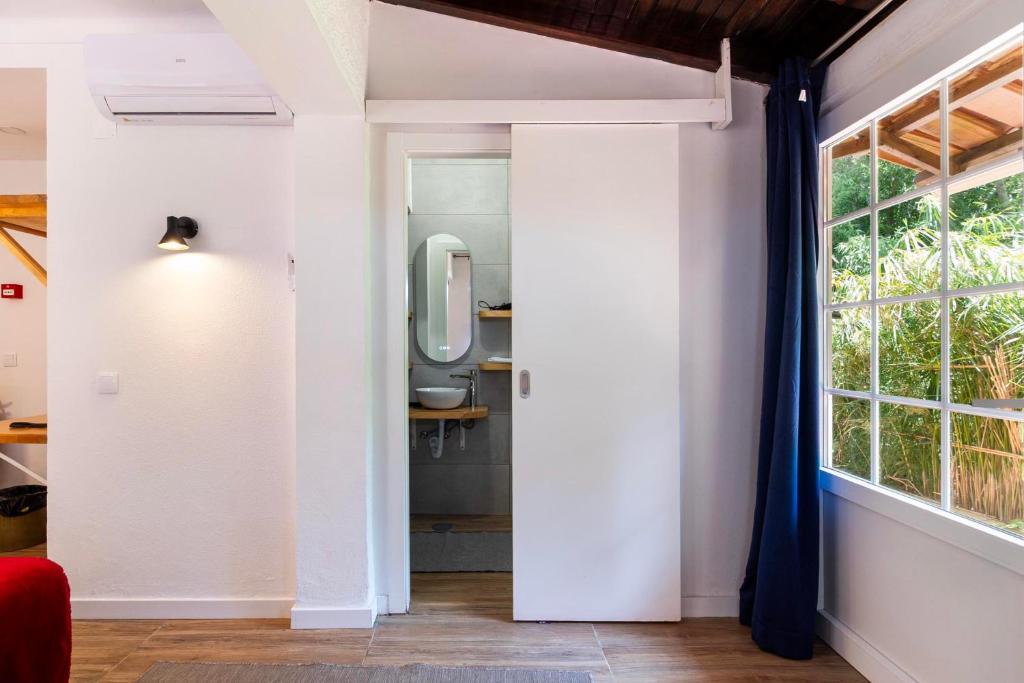 Interior com porta de correr para a casa de banho