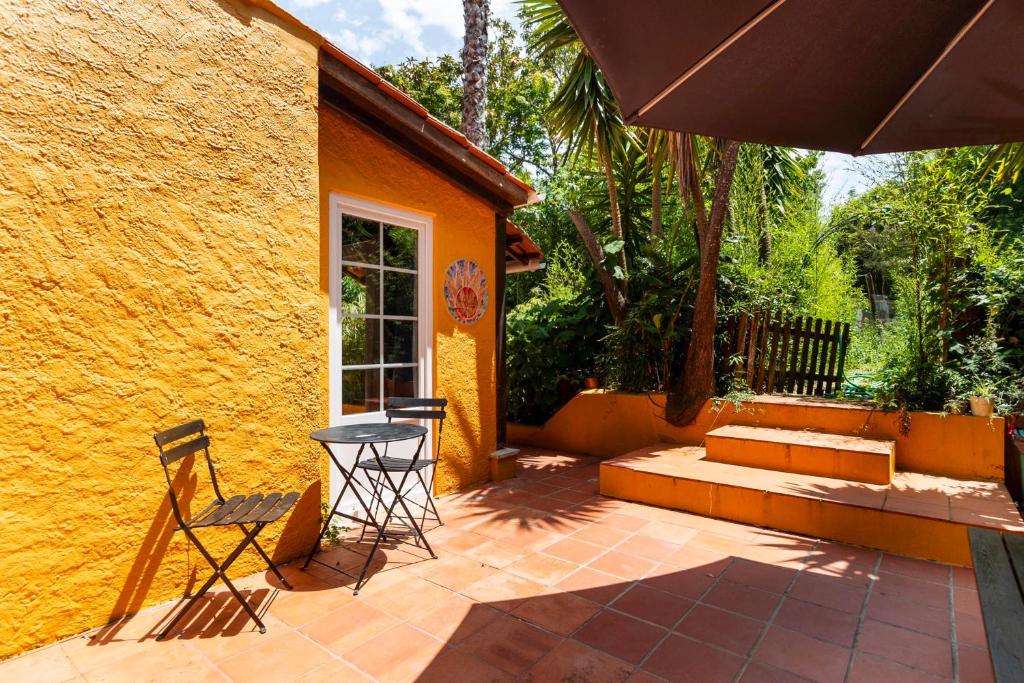 Terraço privativo com mesa de esplanada