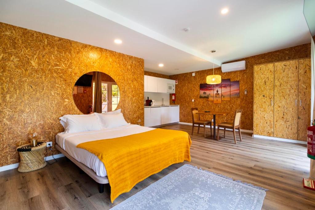 Estúdio amplo com cama de casal e kitchenette equipada