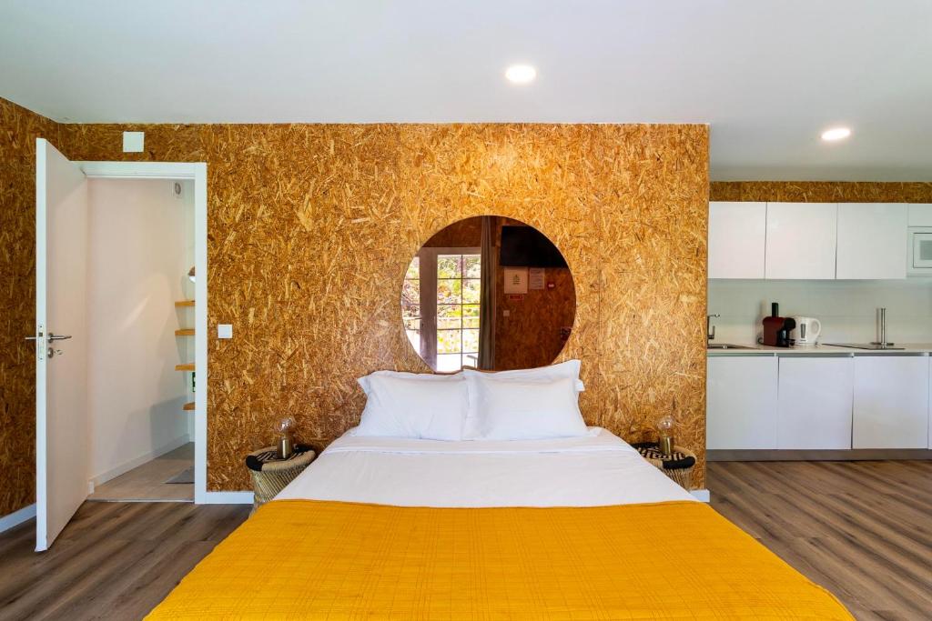 Cama de casal com cabeceira redonda e kitchenette