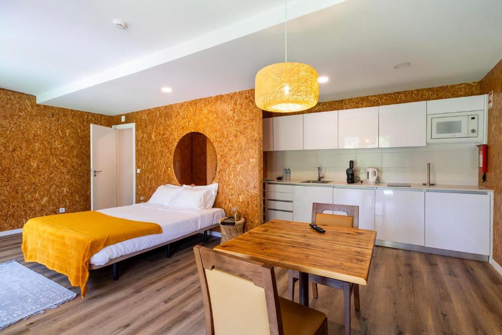 Kitchenette com micro-ondas e mesa de refeições em madeira
