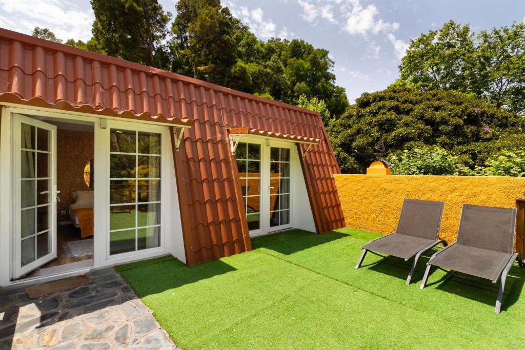 Exterior do alojamento com terraço relvado e espreguiçadeiras