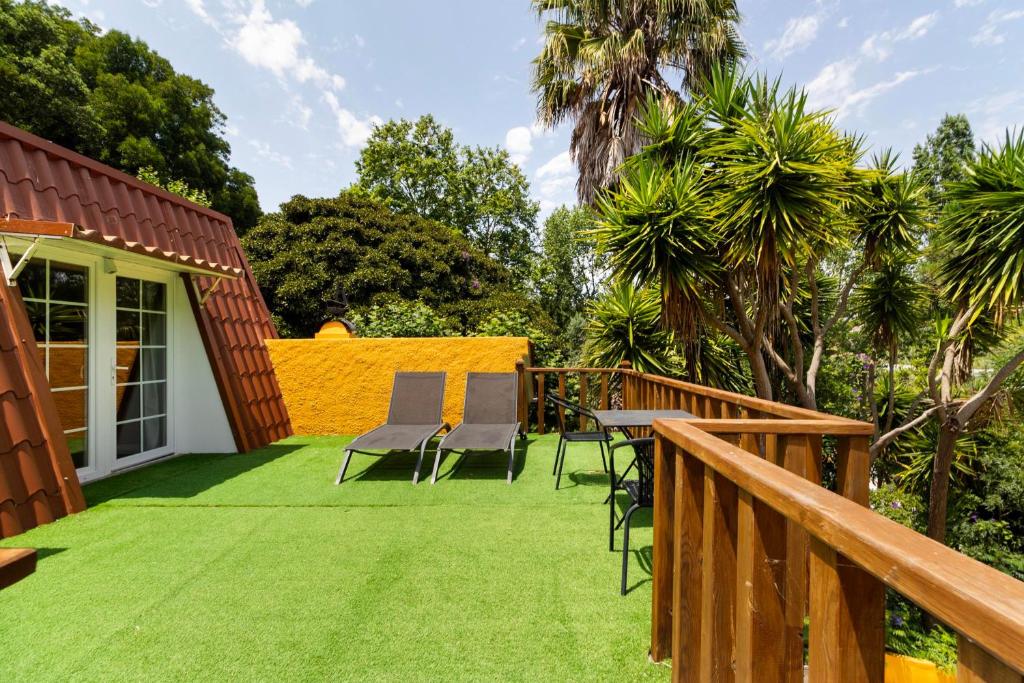 Terraço privativo com relva e vista sobre o jardim