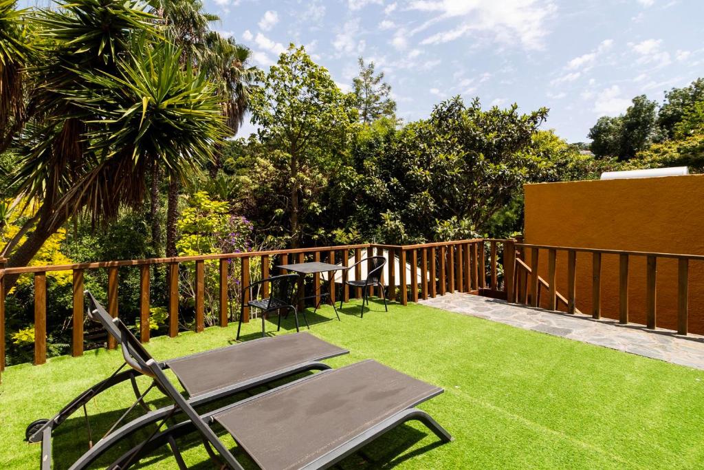 Espreguiçadeiras no terraço relvado