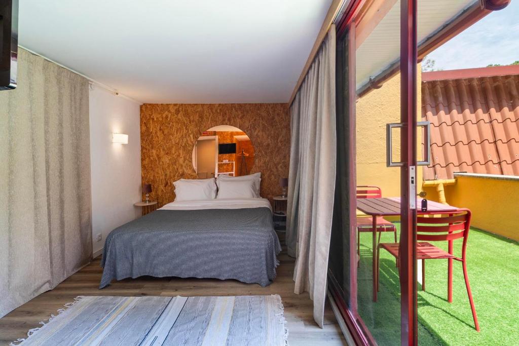 Quarto com envidraçado de correr para a varanda