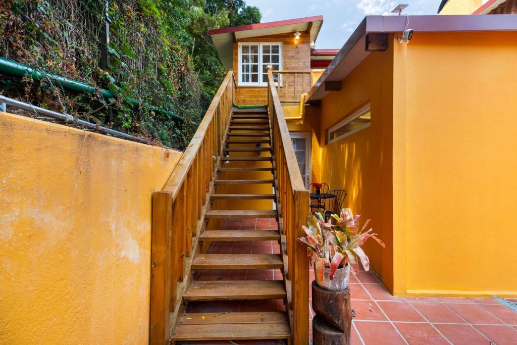 Escadas exteriores de acesso ao alojamento