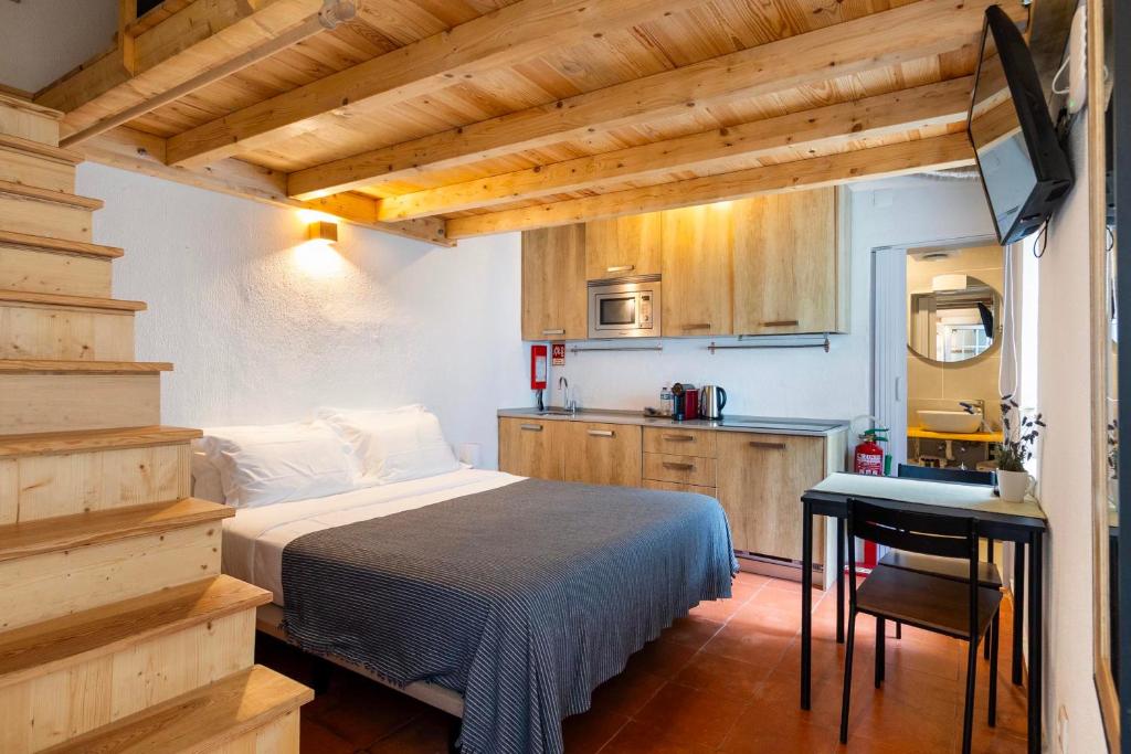 Loft com cama de casal, kitchenette e escada para o mezzanine