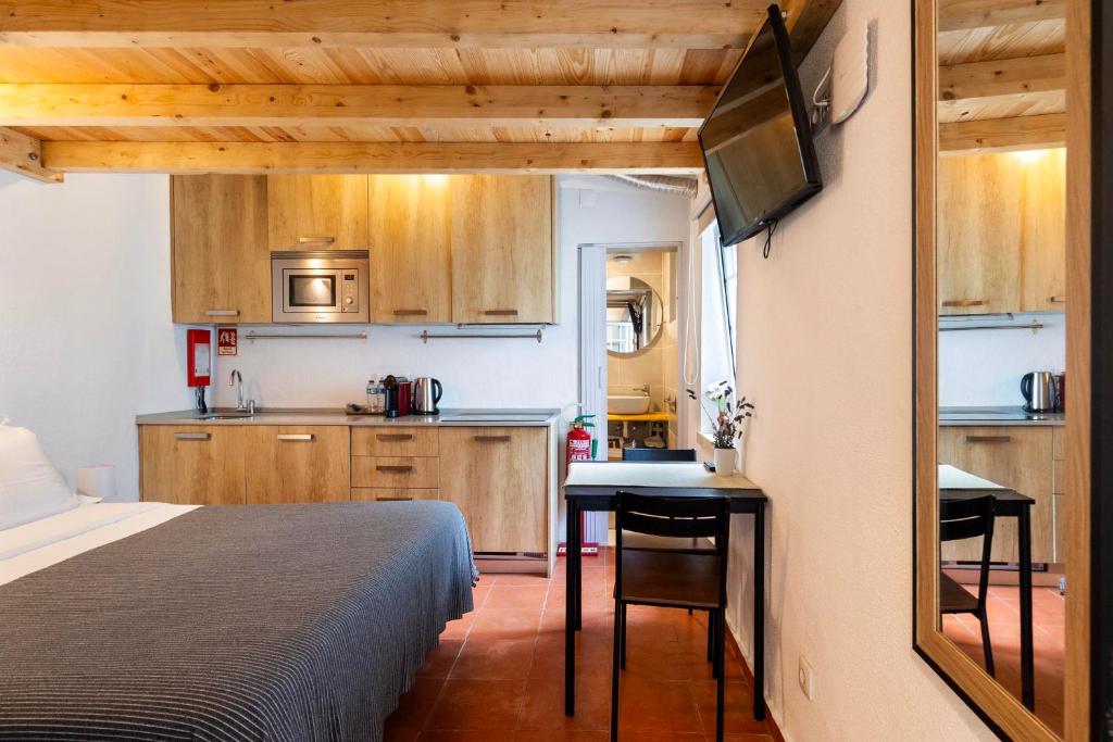 Kitchenette equipada com micro-ondas, TV e mesa de refeições