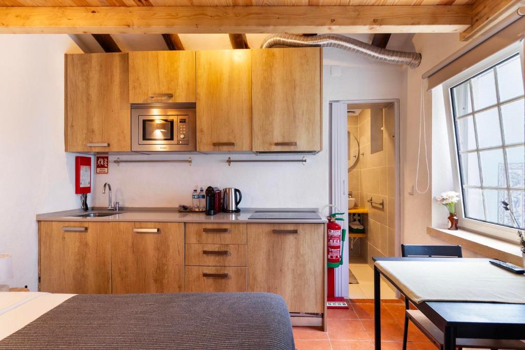 Kitchenette em madeira com placa e lava-loiça