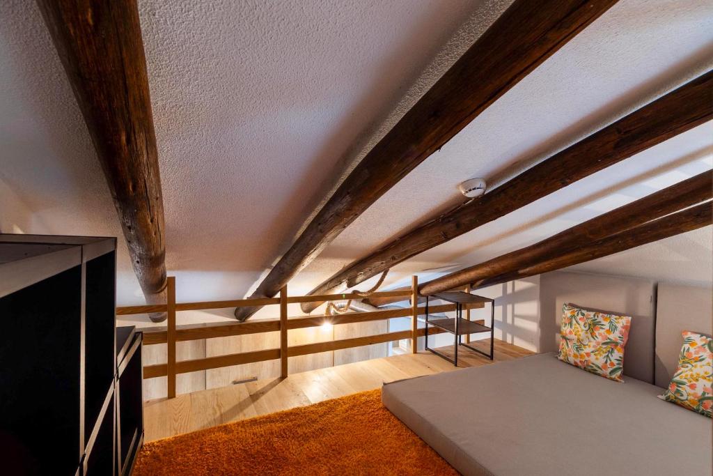 Mezzanine com camas extra sob vigas de madeira