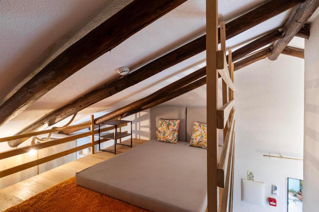 Mezzanine com cama adicional e tecto em vigas originais