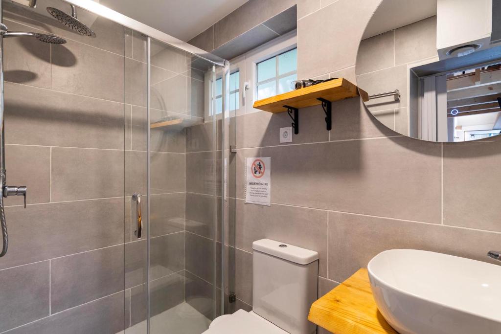 Casa de banho privativa com cabine de duche