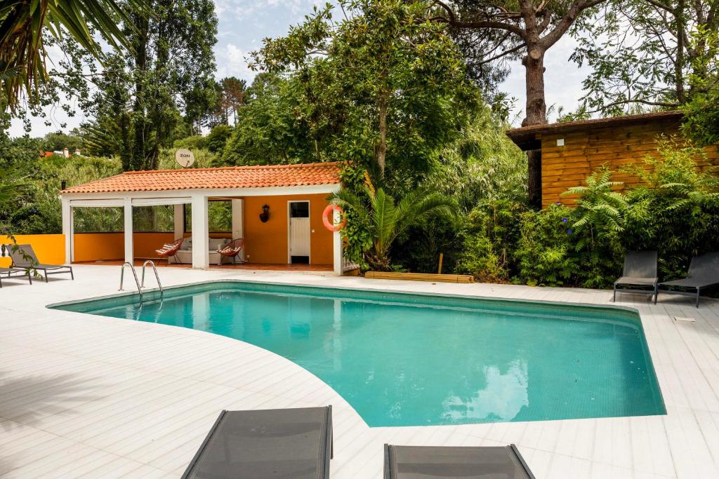 Piscina com zona de estar coberta e solarium