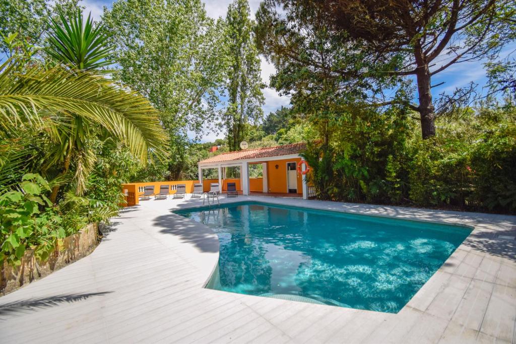 Piscina da quinta com pool house e vegetação
