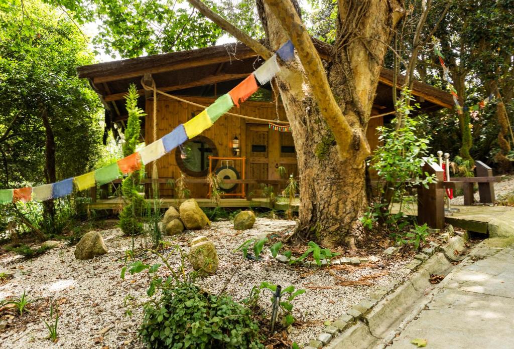 Dojo com bandeiras tibetanas entre as árvores
