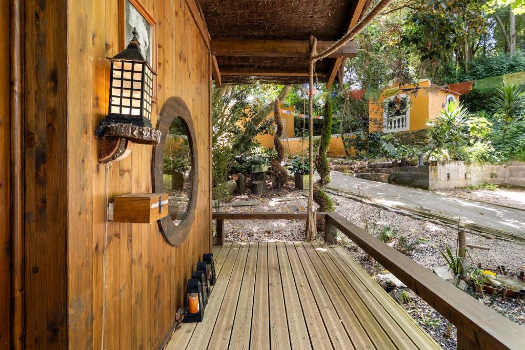 Varanda em madeira do dojo com vista sobre a quinta