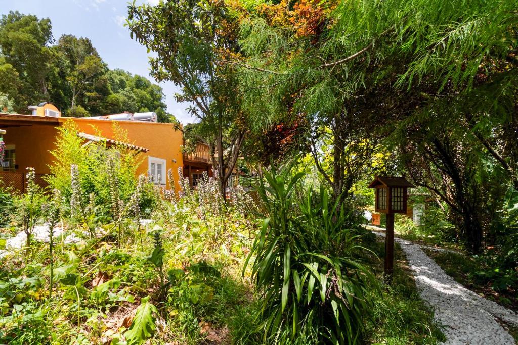 Jardim da quinta com o edifício principal ao fundo