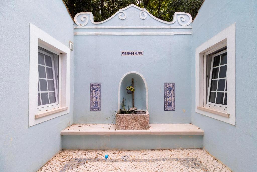 Pátio de entrada com fonte e azulejos tradicionais