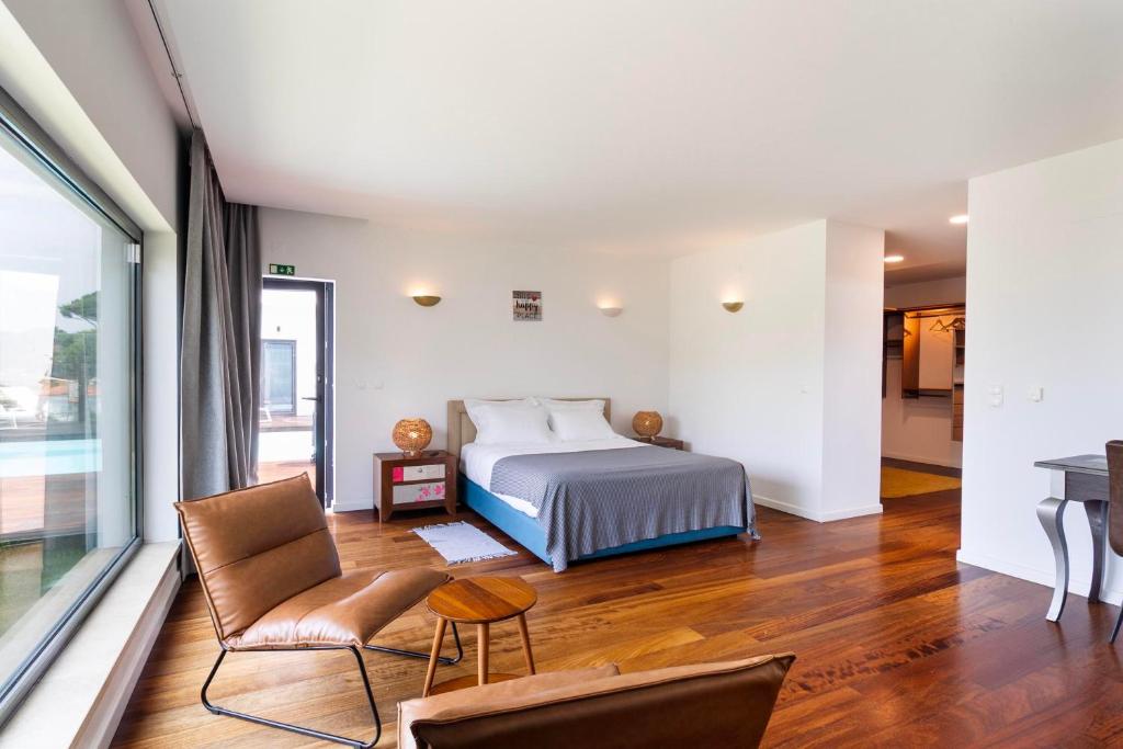 Master suite ampla com cama de casal e janelão para a piscina