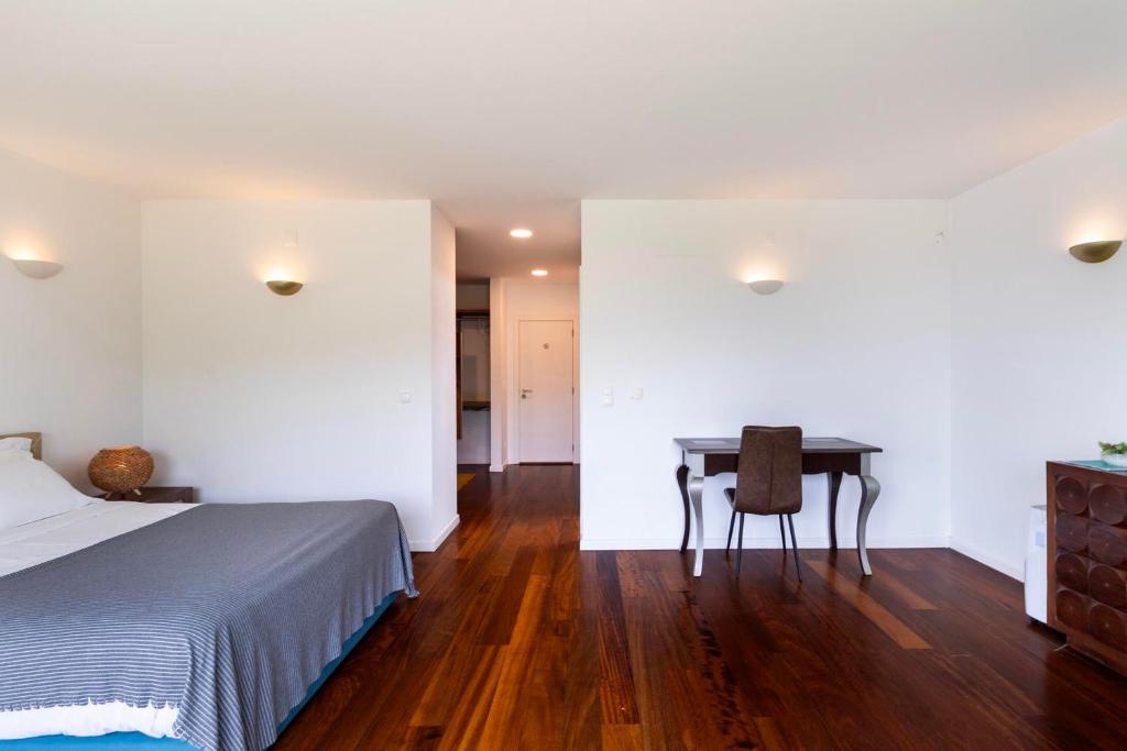 Vista geral da master suite com soalho em madeira maciça