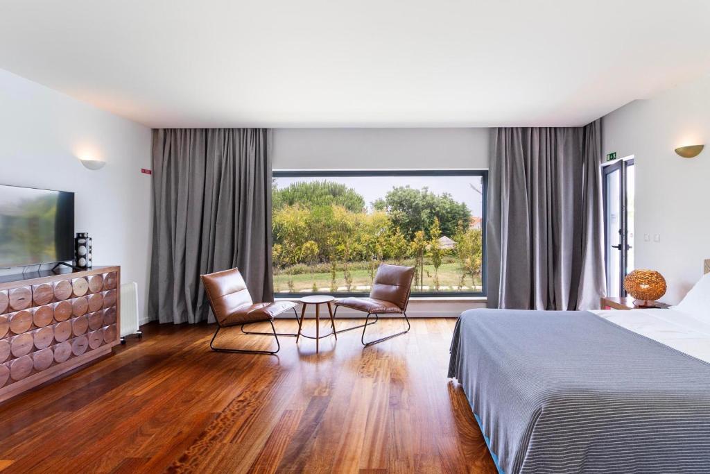 Quarto com janelão panorâmico sobre o jardim