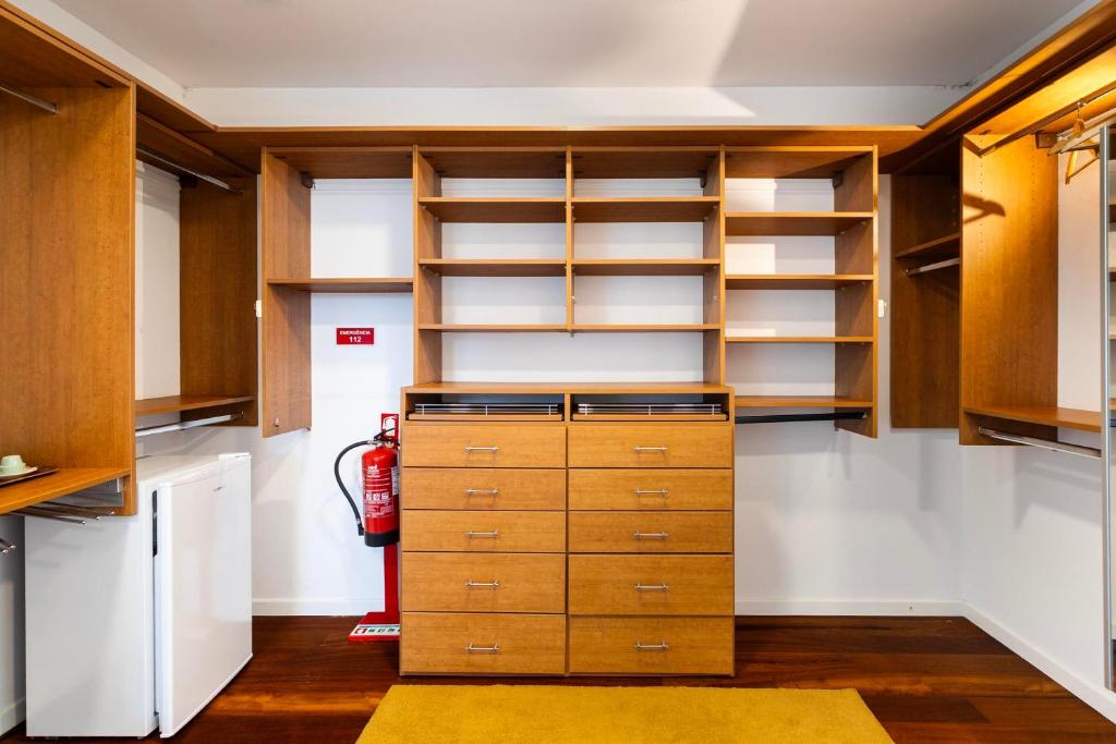 Closet walk-in com armários em madeira