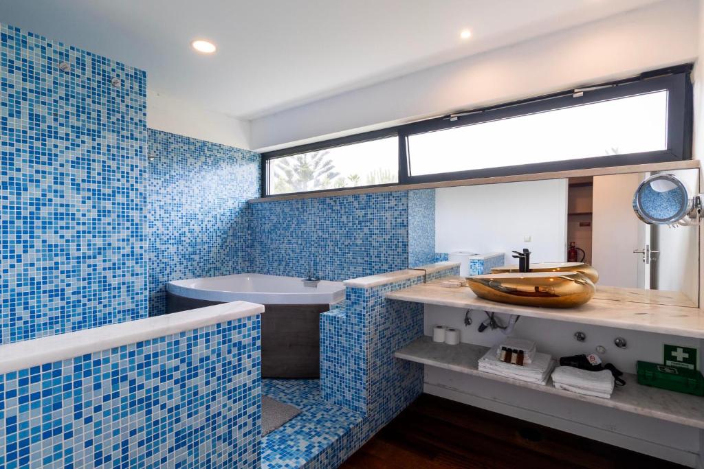 Casa de banho com banheira de hidromassagem e lavatório