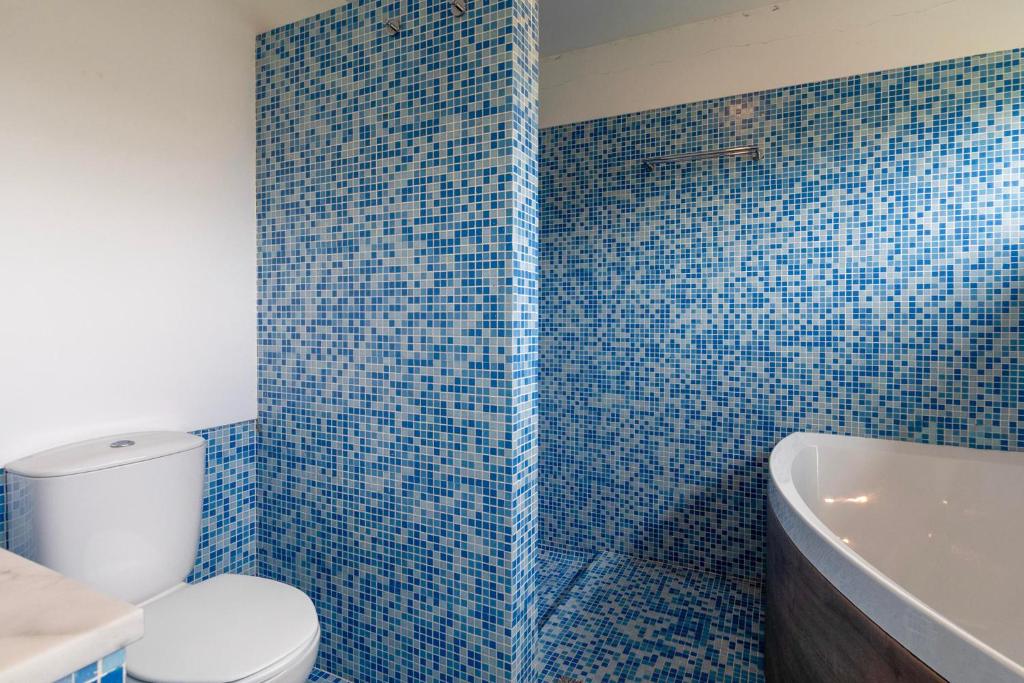Casa de banho com duche walk-in e banheira