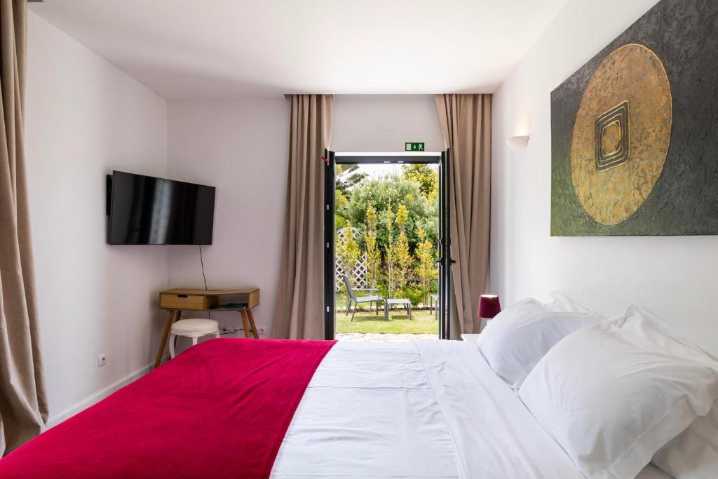 Quarto com porta envidraçada para o jardim privativo