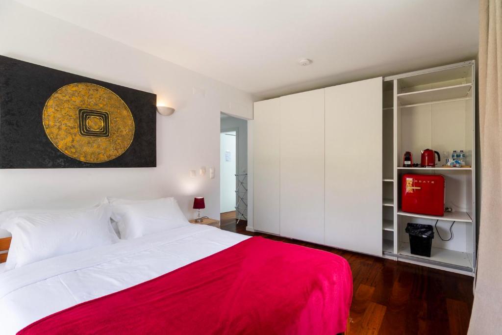 Quarto com roupeiros embutidos e zona de apoio
