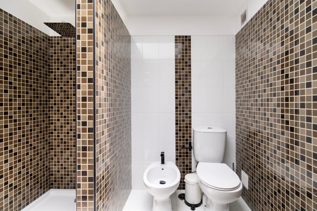 Casa de banho em mosaico castanho com duche e bidé