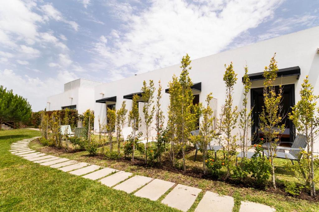 Exterior do edifício das suites com jardim