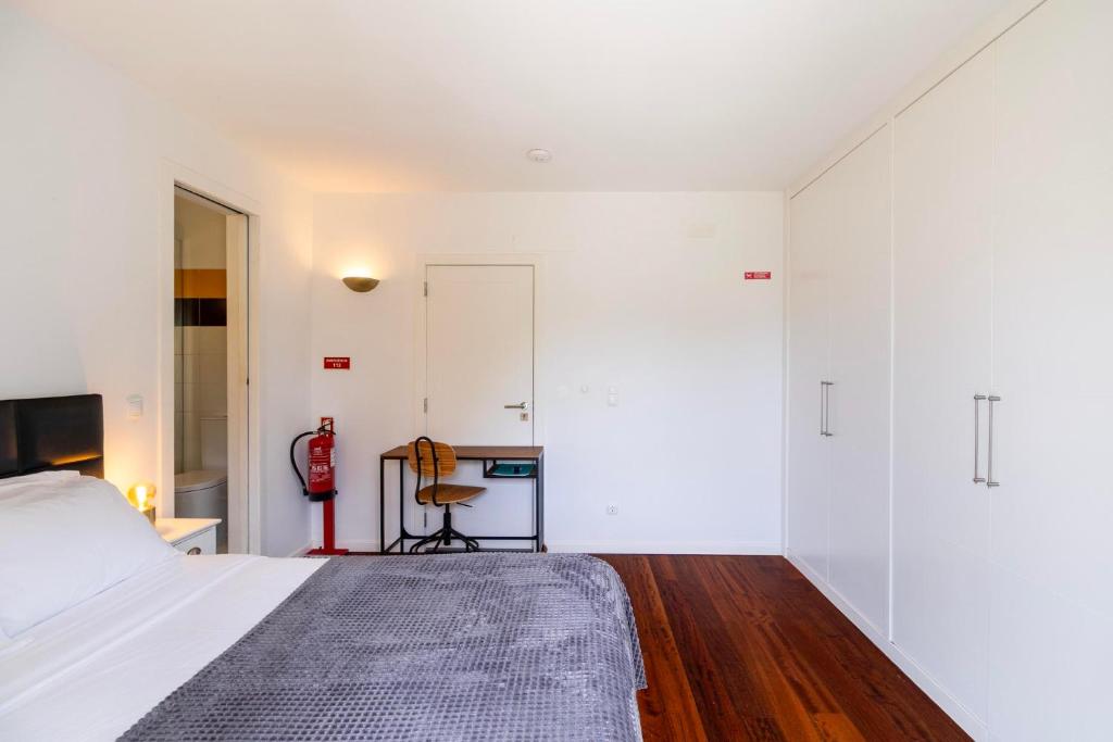 Quarto com roupeiros embutidos e secretária