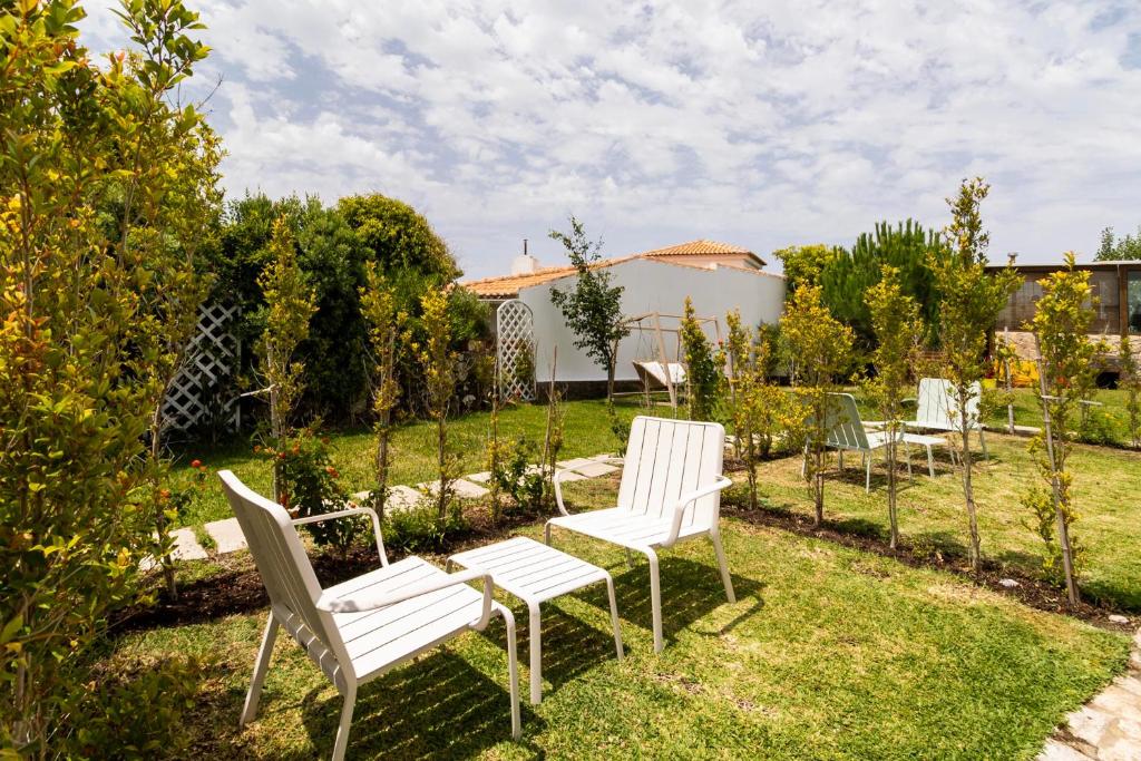 Jardim privativo com cadeiras de exterior