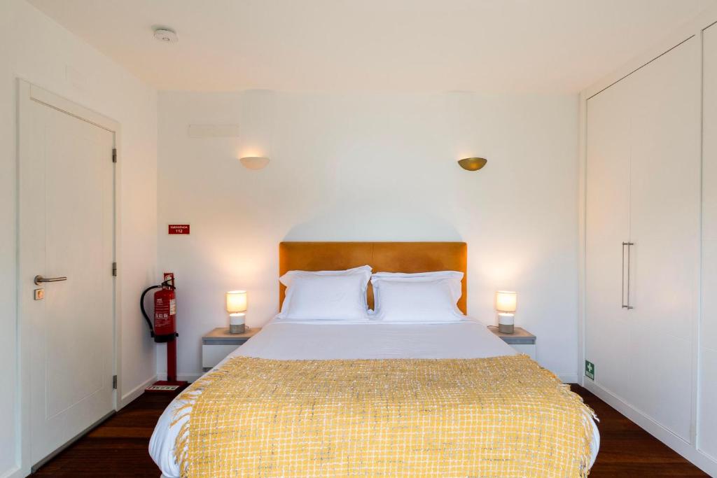 Cama de casal vista frontal com roupeiros embutidos