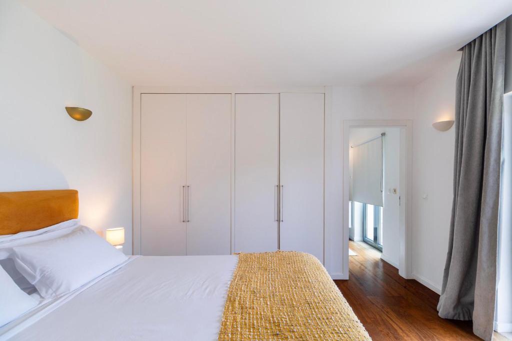 Quarto com roupeiro e soalho em madeira maciça