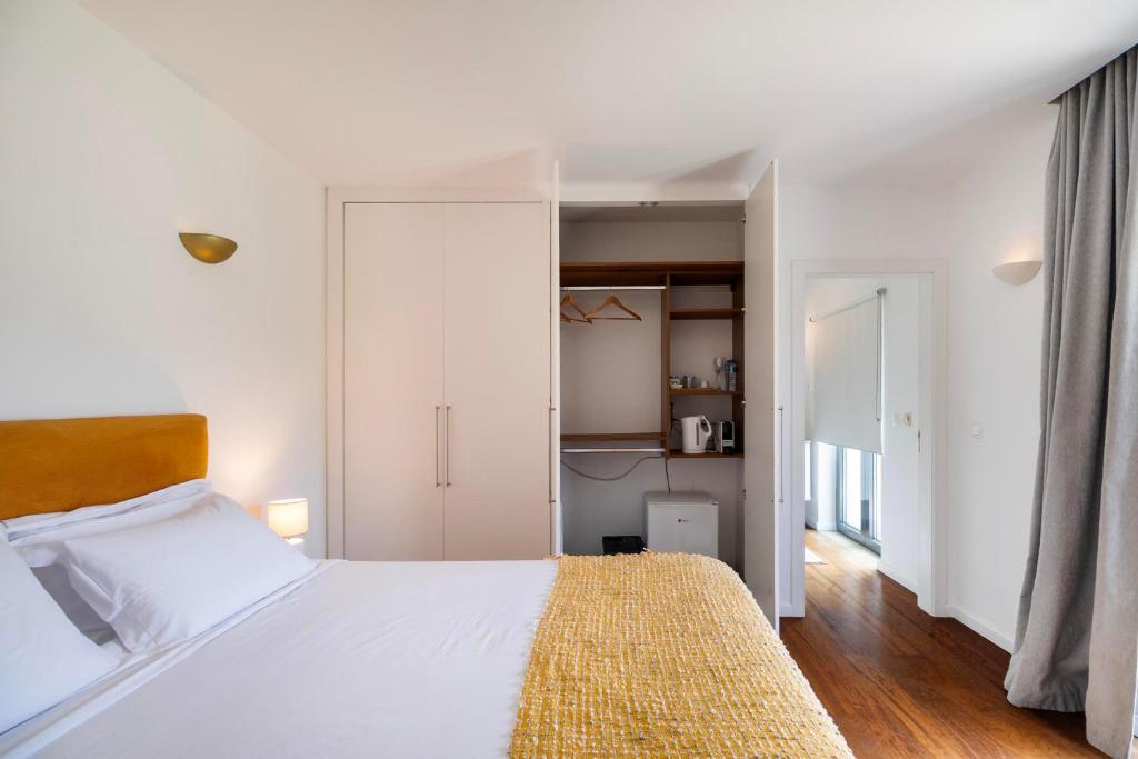 Quarto com armários e zona de apoio
