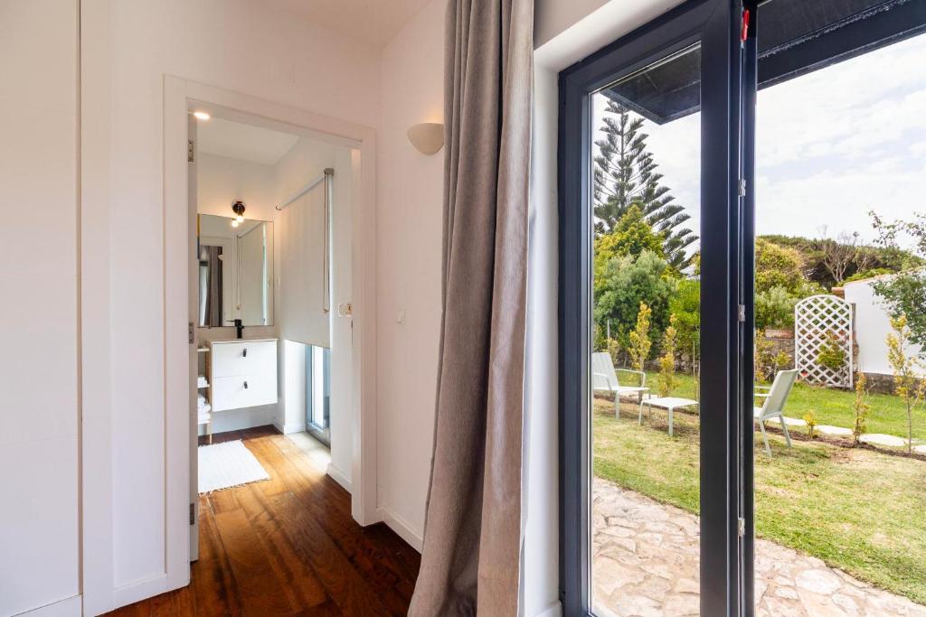 Interior com acesso a casa de banho e saída para o jardim