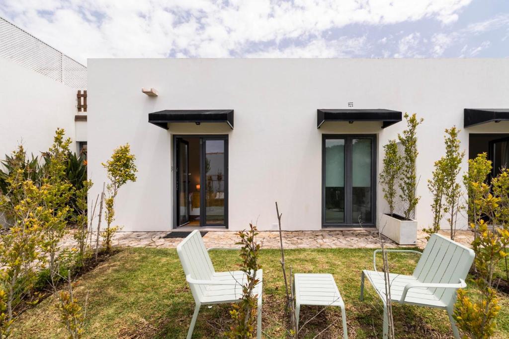 Fachada das suites com entradas privativas para o jardim