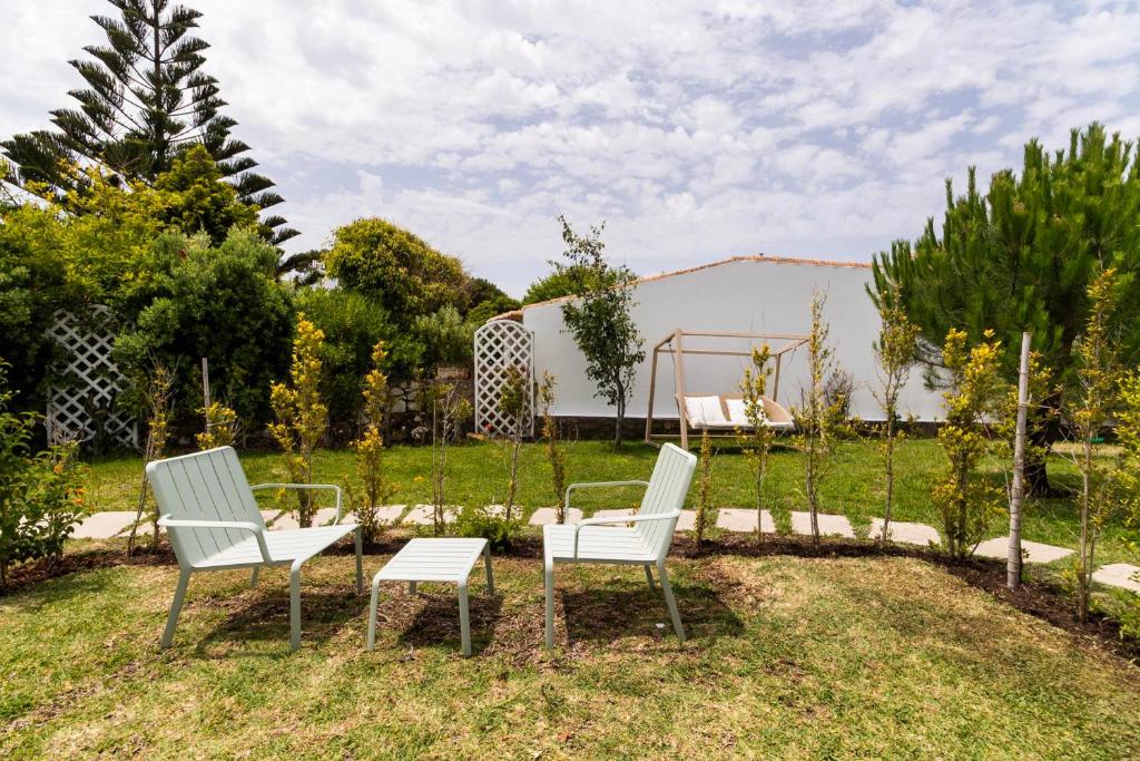 Jardim privativo com cadeiras e baloiço ao fundo
