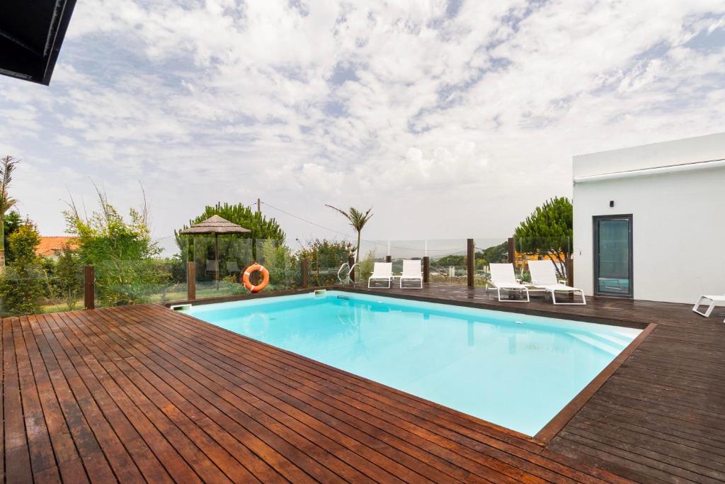 Piscina vista do deck com acesso ao alojamento