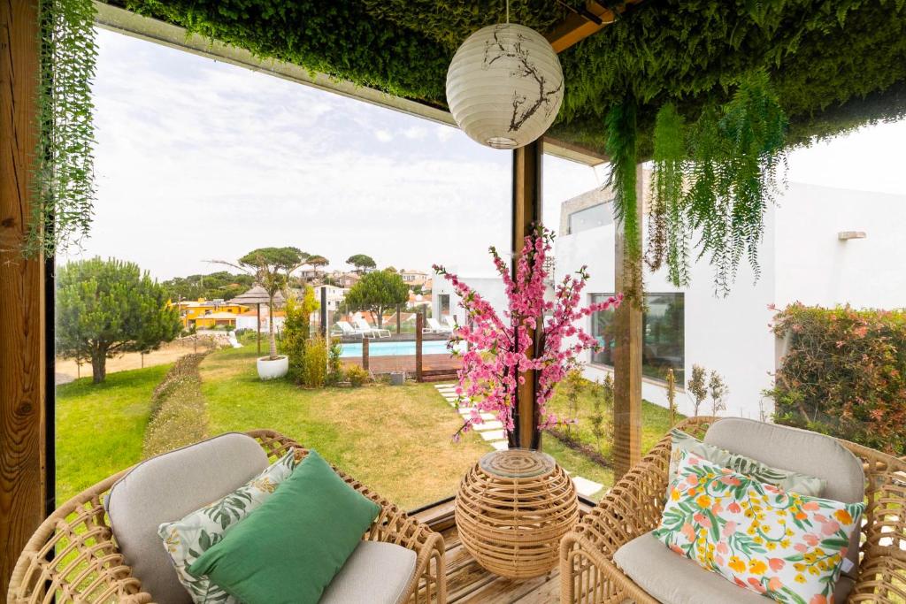 Zona de estar coberta com vista sobre a piscina