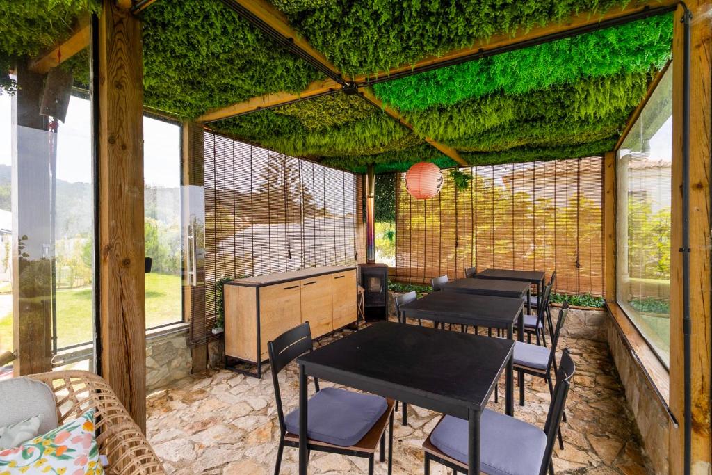 Sala de refeições do pavilhão com mesas e bar de apoio