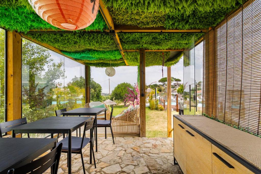 Espaço de refeições coberto com acesso ao jardim