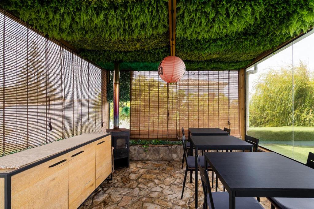 Pavilhão com estores de bambu e bancada de apoio