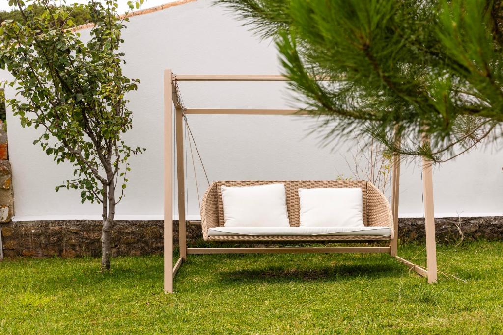 Baloiço de jardim em madeira sobre o relvado