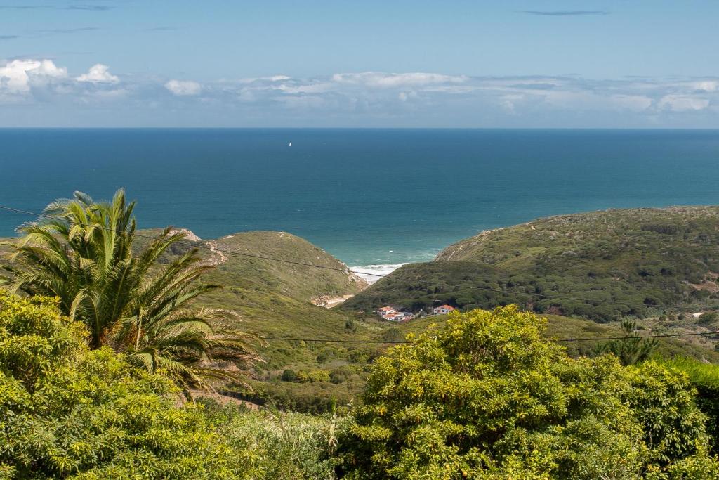 Vista panorâmica sobre a costa e o oceano Atlântico